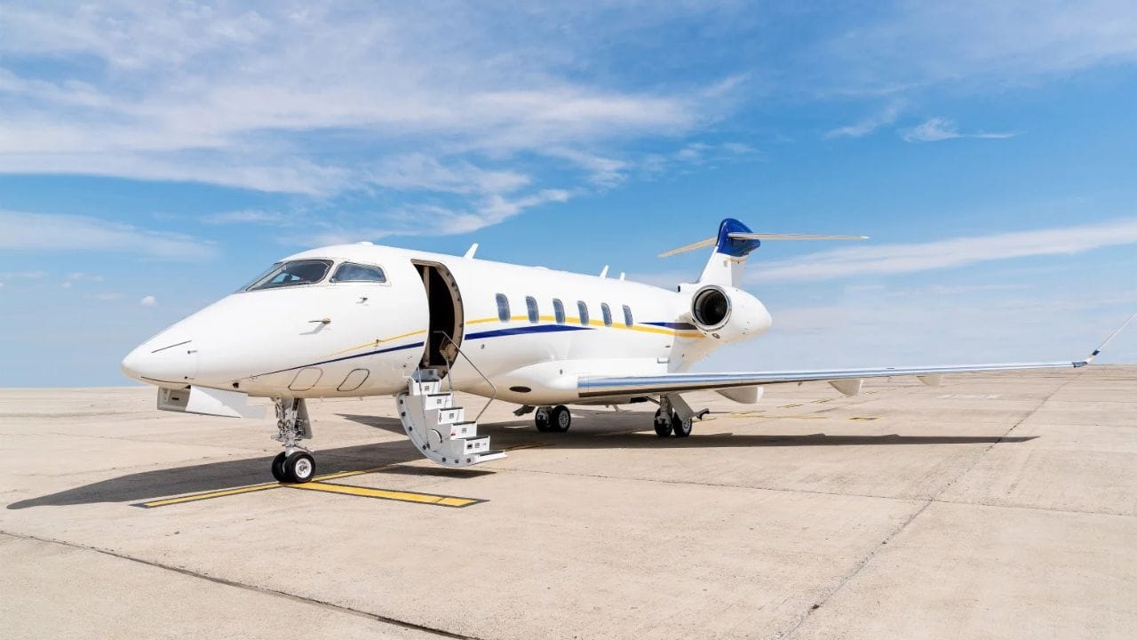 ખાનગી જેટ ખરીદવું એ ફક્ત પ્રારંભિક રોકાણ નથી, પરંતુ તેમાં જાળવણી, બળતણ, ક્રૂ પગાર, વીમો અને એરપોર્ટ ચાર્જ જેવા કરોડોના લાંબા ગાળાના ખર્ચનો પણ સમાવેશ થાય છે.