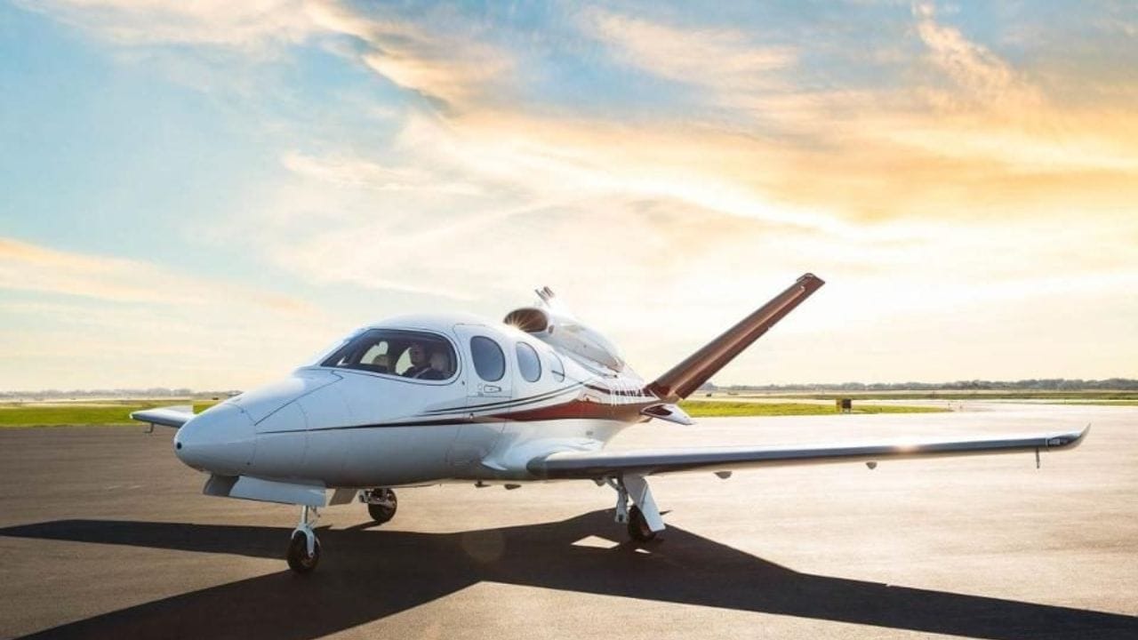 4 થી 7 મુસાફરોને લઈ જતા લાઈટ જેટની કિંમત $3 મિલિયનથી $9 મિલિયન એટલે કે લગભગ ₹25 કરોડથી ₹75 કરોડ સુધીની હોય છે.