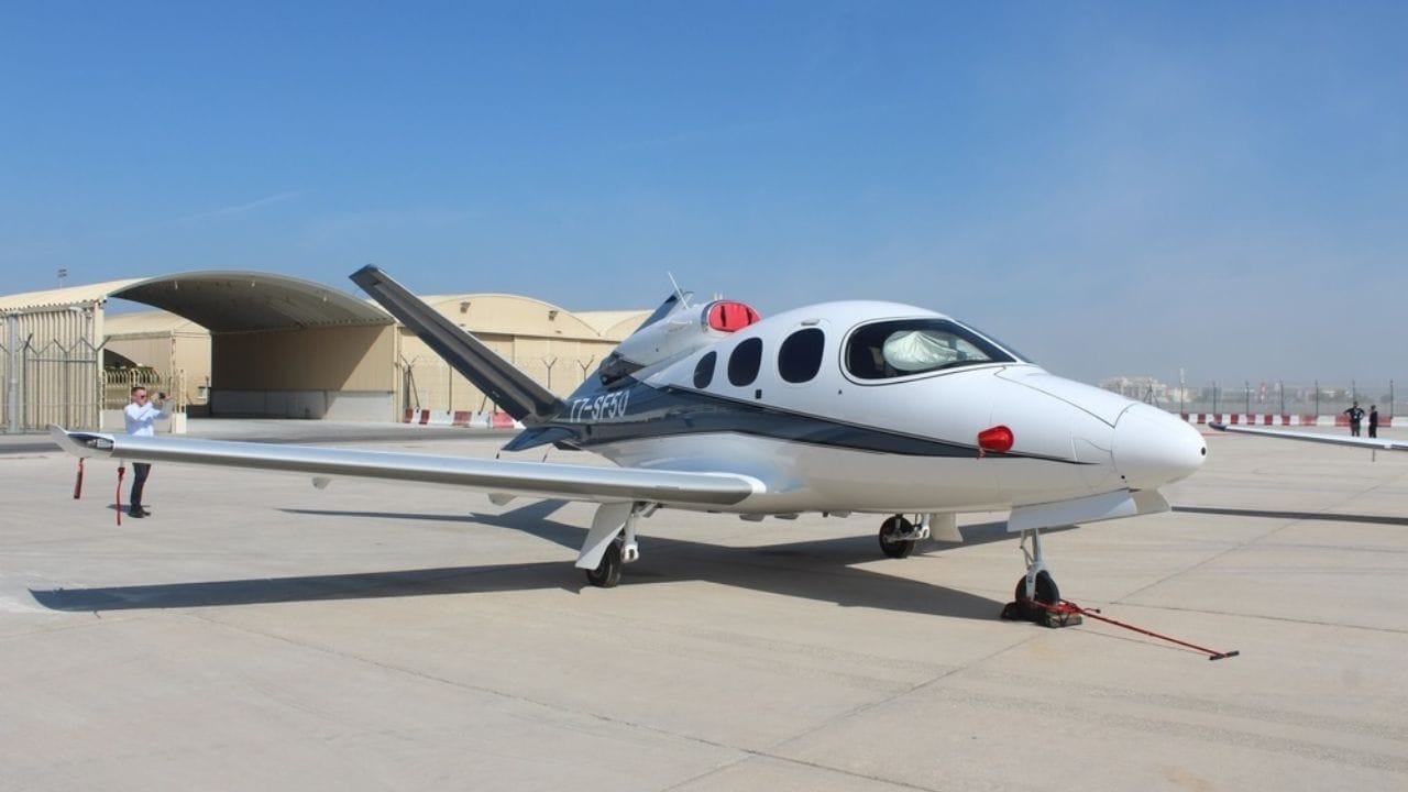 8 થી 12 મુસાફરોવાળા મધ્યમ કદના જેટની કિંમત ₹75 કરોડથી ₹165 કરોડ સુધીની હોય છે. અને 12 થી 19 મુસાફરોની ક્ષમતાવાળા મોટા જેટની કિંમત ₹210 કરોડથી ₹620 કરોડ સુધીની હોઈ શકે છે.