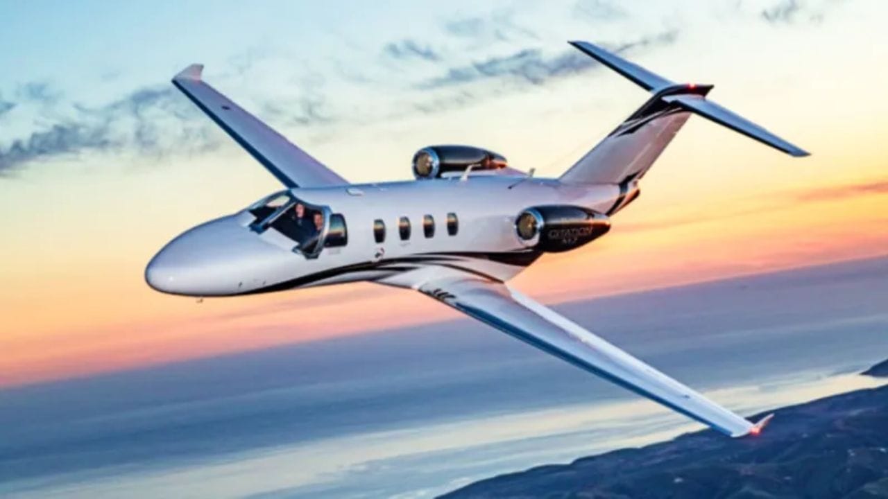 આ સિવાય બળતણ, ટેકઓફ/લેન્ડિંગ ચાર્જ, પાઇલટ અને ક્રૂનો પગાર, વીમો અને લાઇસન્સિંગ વગેરેનો ખર્ચ પ્રતિ ફ્લાઇટ કલાક ₹2.5 લાખ–₹4 લાખ સુધી થાય છે.