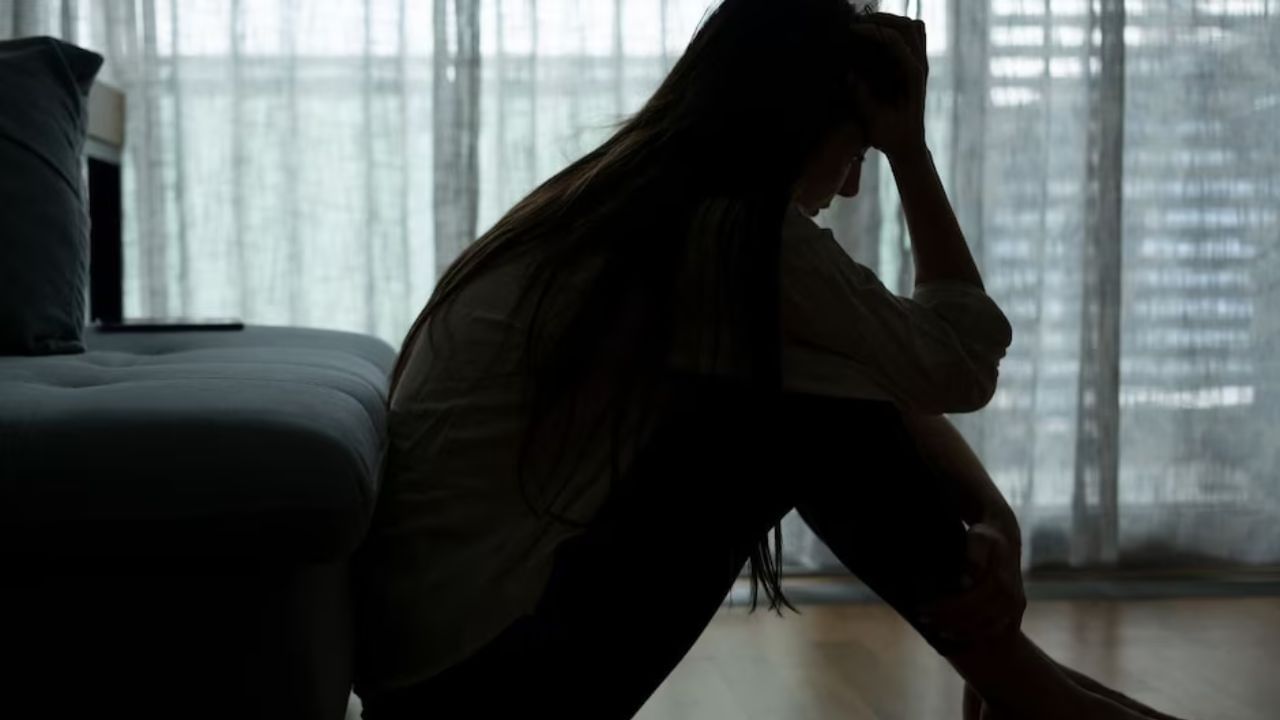 સોશિયલ મીડિયા હાલ જેટલુ ઉપયોગી છે તેટલા જ તેના ગેરફાયદા પણ છે આજના જમાનામાં ટેકનોલોજી ખુબ આગળ વધી ગઈ છે આથી કોઈ તમારો ફોટો કે વીડિયો એડિટ કરીને પણ સોશિયલ મીડિયામાં વાયરલ કરી શકે છે. ત્યારે આવી સ્થિતિમાં તમારે પહેલા શું કરવું જોઈએ ચાલો જાણીએ