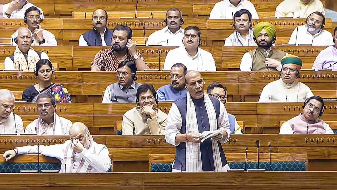 ભાઈ સાહેબ હવે બંધ કરો...... ભારતના હુમલાઓથી ડરીને પાકિસ્તાને કાકલુદી કરતા ઓપરેશન સિંદૂર અટકાવ્યુ - લોકસભામાં બોલ્યા રાજનાથસિંહ