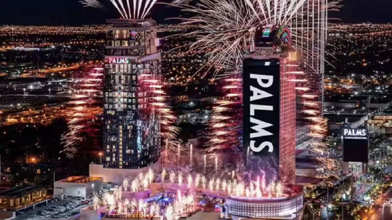 The Empathy Suite, Palms Casino Resort, Las Vegas US: પામ્સ કેસિનો રિસોર્ટ લાસ વેગાસથી 2 કિમી દૂર આવેલું છે. અહીંનો કેસિનો અને રેસ્ટોરન્ટ 24 કલાક ખુલ્લો રહે છે. મીડિયા રિપોર્ટસ અનુસાર, આને વિશ્વની સૌથી મોંઘી હોટલ માનવામાં આવે છે. અહીંનો સૌથી મોંઘો રૂમ એમ્પેથી સ્યુટ સ્કાય વિલા (પ્રતિ રાત્રિ ભાડું $100,000) ₹85,93,339 માં મળે છે. આ હોટલ બ્રિટિશ કલાકાર ડેમિયન હર્સ્ટ દ્વારા ડિઝાઇન કરવામાં આવી હતી, જેમાં બે માસ્ટર બેડરૂમ, એક મસાજ ટેબલ, એક રિલેક્સેશન રૂમ અને સ્ટ્રીપ વ્યૂ જેકુઝીનો સમાવેશ થાય છે.