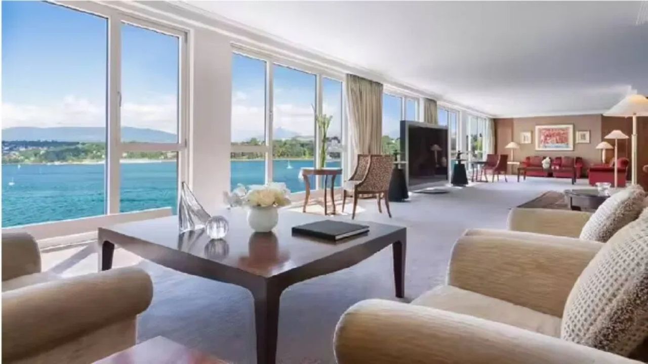 Royal Penthouse Suite, Hotel President Wilson, Geneva, Switzerland: હોટલ પ્રેસિડેન્ટ વિલ્સન, જીનીવા એક અદભૂત હોટલ છે. આ હોટલમાં 226 રૂમ છે. અહીંથી તમે જીનીવા શહેર અને પ્રકૃતિની મજા માણી શકો છો. અહીંનો સૌથી મોંઘો સ્યુટ 'રોયલ પેન્ટહાઉસ સ્યુટ' છે, જેનું એક રાત્રિનું અંદાજિત ભાડું $80,000 (₹69,14,120) છે. આ સ્યુટ 8મા માળે આવેલ છે.