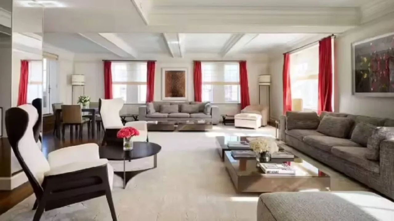 The Mark Penthouse Suite, The Mark Hotel, New York: માર્ક હોટલ ન્યુ યોર્કના મેનહટનના સૌથી વૈભવી વિસ્તારમાં આવેલી છે. આ હોટલ અપર ઇસ્ટ સાઇડમાં આવેલી છે. આ હોટલમાં જૂની અને આધુનિક ડિઝાઇનનું અનોખું મિશ્રણ કરવામાં આવ્યું છે. જણાવી દઈએ કે, આને ફ્રેન્ચ ડિઝાઇનર જેક્સ ગ્રેન્જ દ્વારા ડિઝાઇન કરવામાં આવી હતી. અહીંનો સૌથી મોંઘો સ્યુટ 'માર્ક પેન્ટહાઉસ સ્યુટ' છે, જેની અંદાજિત કિંમત $75,000 પ્રતિ રાત્રિ (₹64,81,987.50) છે. આને અમેરિકાનો સૌથી મોટો અને સૌથી મોંઘો હોટલ સ્યુટ માનવામાં આવે છે.