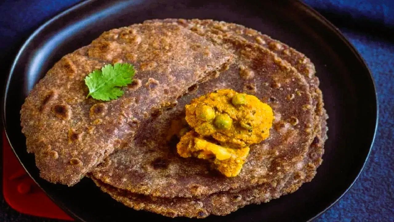 રાગીની રોટલી - રાગીમાં કેલ્શિયમનો સર્વોત્તમ સ્ત્રોત છે. હાડકાંને મજબૂત કરવા અને ઓસ્ટિયોપોરોસિસ જેવા રોગોથી બચવા માટે રાગીની રોટલી અત્યંત ફાયદાકારક છે. તેમાં આયર્ન, ફાઇબર અને આવશ્યક એમિનો એસિડ પણ હોય છે. તે ડાયાબિટીસના મેનેજમેન્ટમાં, વજન નિયંત્રણમાં અને એનિમિયા (લોહીની ઉણપ) દૂર કરવામાં પણ મદદરૂપ થાય છે.