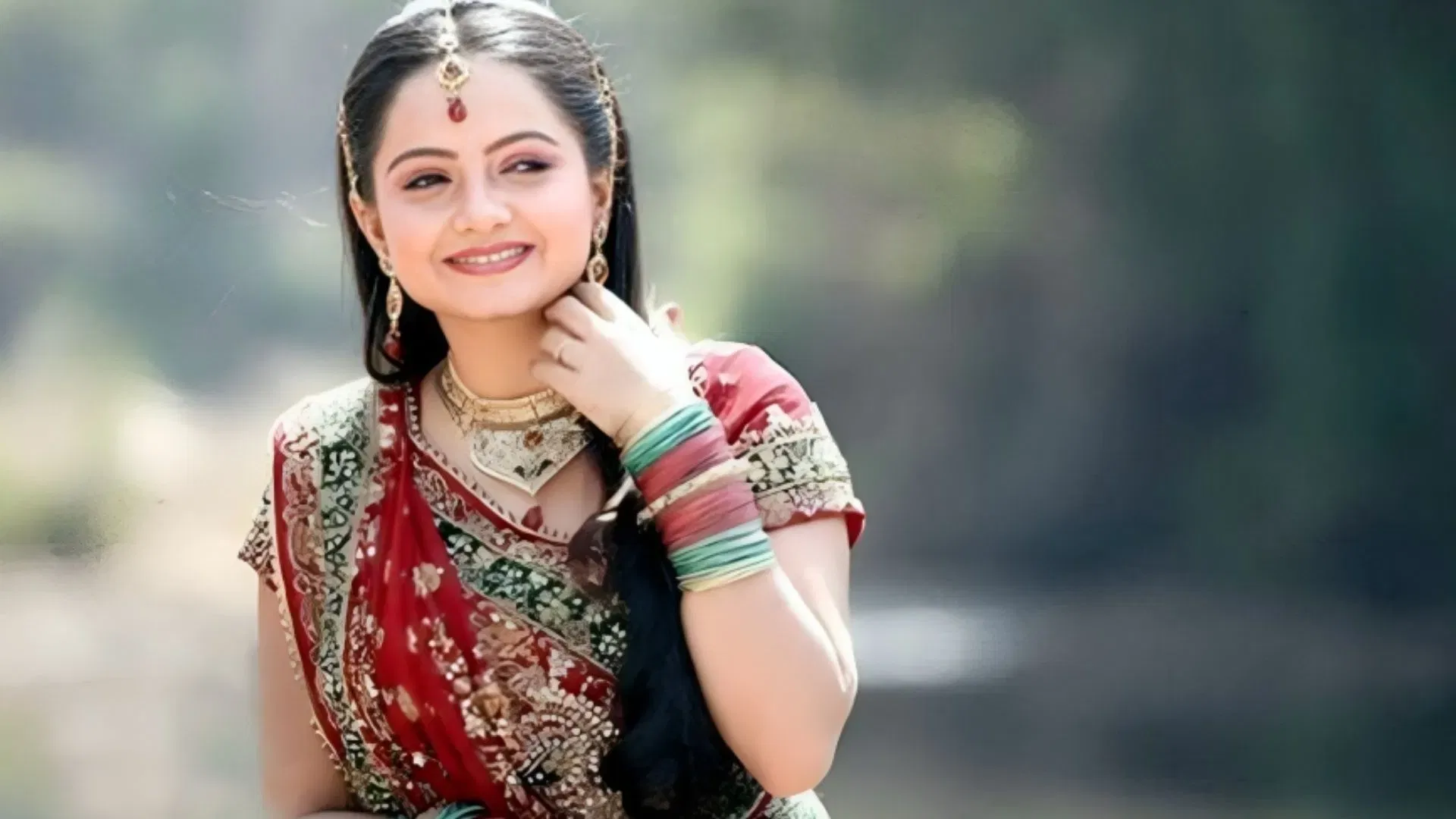પરંતુ 'સાથ નિભાના સાથિયા'ની પહેલી ગોપી બહુનું પાત્ર ભજવી ફેમસ થયેલી જિયા માણેક આજે ક્યા છે, અને શું કરી રહી છે? જિયા માણેકના ચહેરા પર ઘણી બધી નિર્દોષતા છે, જેણે તેના ગોપી બહુના પાત્રમાં જીવ ફૂંક્યો હતો. જોકે, 39 વર્ષની જિયા હજુ પણ તેટલી જ માસુમ લાગે છે.