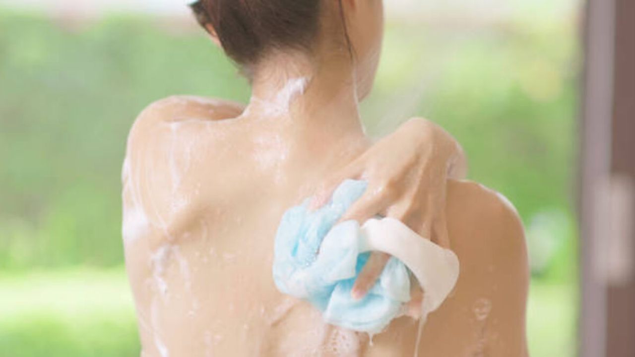 સંવેદનશીલ ત્વચા (Sensitive Skin) માટે: જે લોકોની ત્વચા ખૂબ સંવેદનશીલ હોય છે, તેમને ઘણા સાબુથી એલર્જી થઈ શકે છે. આવા લોકોએ ખાસ ધ્યાન રાખવું જોઈએ કે તેમનો સાબુ સુગંધ વગરનો (fragrance-free) અને રંગ વગરનો (color-free) હોય. આવા સાબુ મેડિકલ સ્ટોર પર પણ મળે છે. સૌથી સારું રહેશે કે તમે ચામડીના ડૉક્ટર ની સલાહ લઈને જ સાબુ ખરીદો.