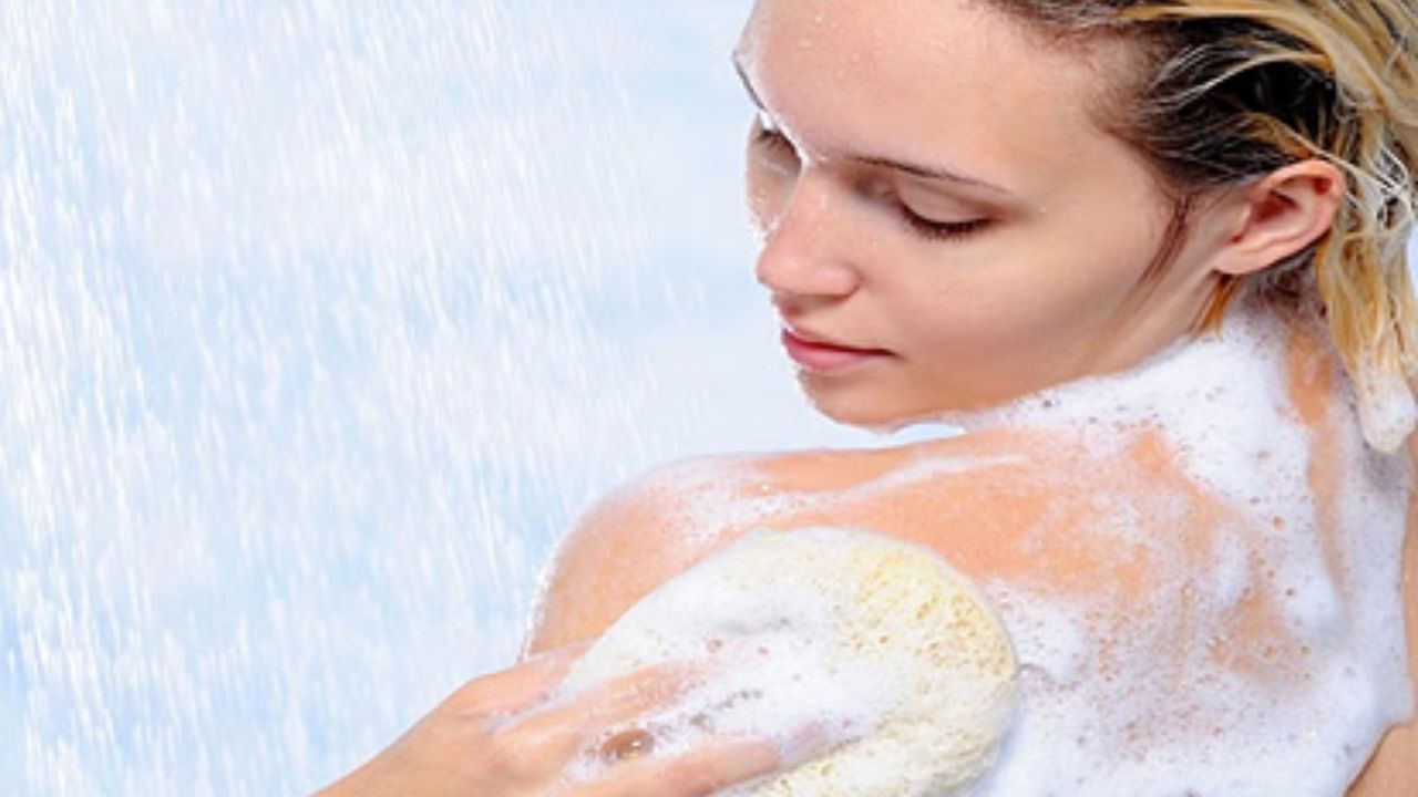 સૂકી ત્વચા (Dry Skin) માટે: જો તમારી ત્વચા ખૂબ સૂકી રહેતી હોય, તો આવા લોકો માટે ગ્લિસરીનવાળા સાબુ સૌથી સારા છે. બકરીના દૂધમાંથી બનેલા સાબુમાં પણ ગ્લિસરીન હોય છે, જે સૂકી ત્વચાને ભેજવાળી રાખવામાં મદદ કરે છે. તેથી, સૂકી ત્વચાવાળા લોકોએ આવા સાબુ વાપરવા જોઈએ.