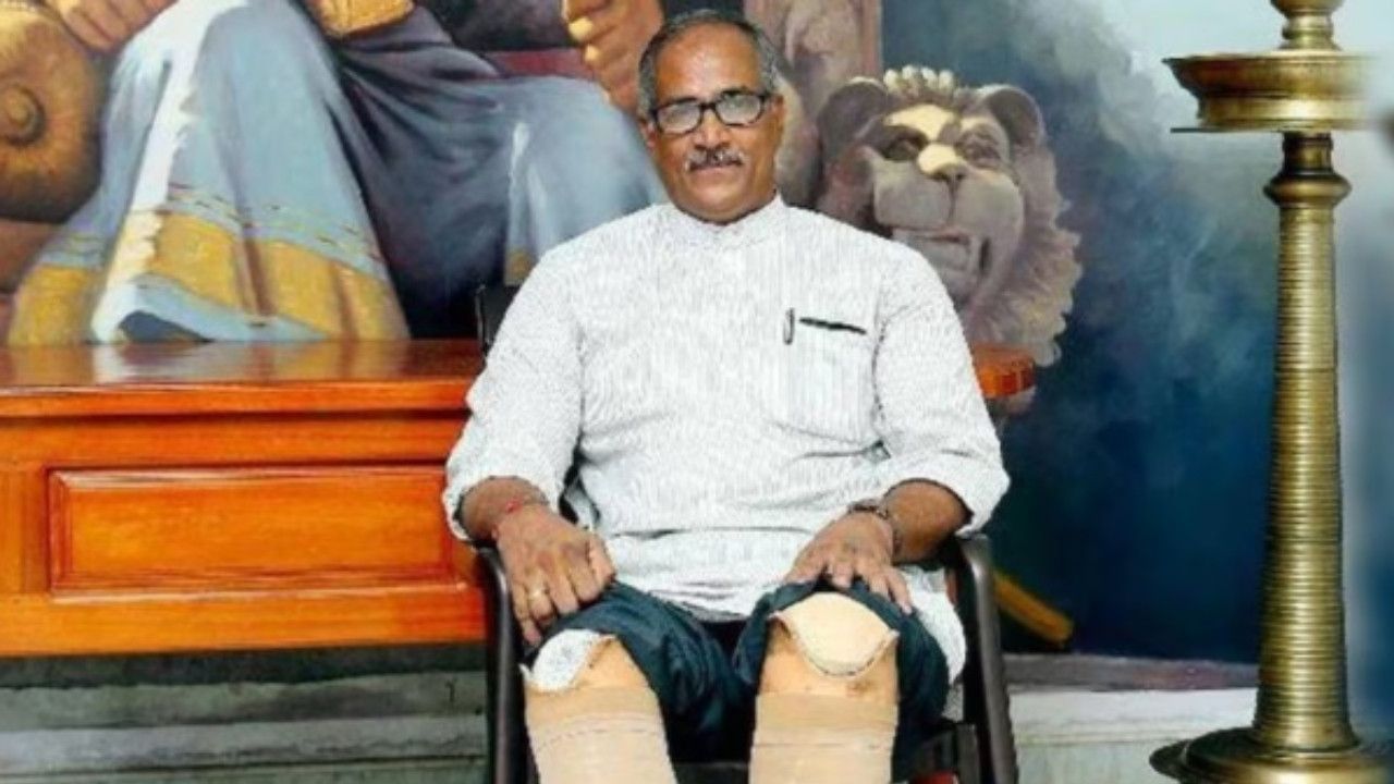 સદાનંદન માસ્ટર - વ્યવસાયે શિક્ષક છે. તેઓ 1999 થી 2020 સુધી કેરળની એક શાળામાં સામાજિક વિજ્ઞાનના શિક્ષક હતા. આ ઉપરાંત, તેઓ કેરળમાં રાષ્ટ્રીય શિક્ષક સંઘના ઉપપ્રમુખ પણ છે અને રાજકારણમાં ખૂબ સક્રિય છે. 1994 માં કન્નુરમાં તેમના ઘર પર હુમલો થયો હતો. આ હુમલામાં તેમણે બંને પગ ગુમાવ્યા હતા. તેમણે પોતાના એક નિવેદનમાં કહ્યું હતું કે ઘરમાં ઉત્સવનો માહોલ હતો, મારી બહેનની સગાઈ 6 ફેબ્રુઆરીએ હતી અને 25 જાન્યુઆરીએ અચાનક કોઈએ તેમના પર હુમલો કર્યો જેમાં તેમણે બંને પગ ગુમાવ્યા. તેમણે કહ્યું કે તે સમયે તેઓ માત્ર 30 વર્ષના હતા. 