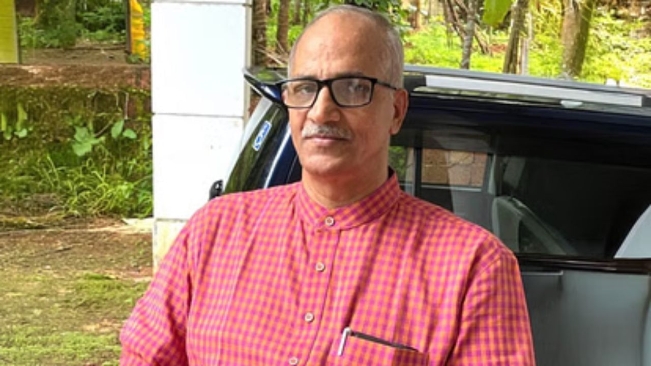 2021 માં ભાજપે તેમને વિધાનસભા ચૂંટણી માટે ઉમેદવાર બનાવ્યા. સદાનંદન માસ્ટરની સાથે, તેમની પત્ની પણ વ્યવસાયે શિક્ષિકા છે. તેમની પુત્રીએ બી.ટેકનો અભ્યાસ કર્યો છે. સદાનંદ માસ્ટર આરએસએસની વિચારધારાથી એટલા પ્રભાવિત હતા કે તેઓ 12 વર્ષની ઉંમરે આરએસએસમાં જોડાયા.