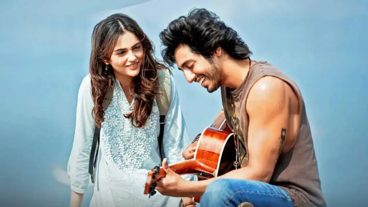 'આશિકી 2' અને 'સનમ તેરી કસમ'નું મિશ્રણ: 'સૈયારા' પહેલા, મોહિત સુરીએ આદિત્ય રોય અને શ્રદ્ધા કપૂરની ફિલ્મ 'આશિકી 2'નું દિગ્દર્શન કર્યું હતું. આ પ્રેમ રોમેન્ટિક ફિલ્મ જોઈને બધા રડી પડ્યા હતા. હવે 12 વર્ષ પછી, એક ફિલ્મ બોક્સ ઓફિસ પર આવી છે જે લવ સ્ટોરીના વખાણ થઈ રહ્યા છે. આ ફિલ્મમાં, તમને 'આશિકી 2' અને 'સનમ તેરી કસમ'નું મિશ્રણ જોવા મળશે.