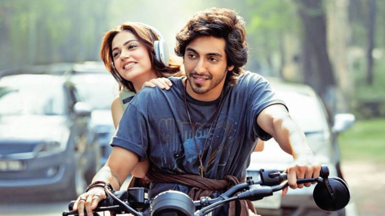 અહાન પાંડે અને અનિતા પડ્ડાની ફિલ્મ 'સૈયારા' 18 જુલાઈના રોજ બોક્સ ઓફિસ પર રિલીઝ થઈ છે અને આ ફિલ્મે રિલીઝ થતાં જ સિનેમાઘરોમાં ધૂમ મચાવી દીધી છે. આ ફિલ્મને લઈને યુવાનોમાં અદ્ભુત ક્રેઝ જોવા મળી રહ્યો છે. પરંતુ શું તમે સાચું માનશો કે વગર પ્રમોશન અને નવા કલાકારો સાથે કોઈ ફિલ્મ સુપર હીટ સાબિત થઈ શકે છે? તમને જાણીને નવાઈ લાગશે પણ આ વાત સત્ય છે સૈયારાનું પ્રમોશન કરવામાં આવ્યું જ નથી તેમજ બન્ને કલાકાર તદ્દન નવા છે, ત્યારે આ ફિલ્મ સુપર હિટ થવા પાછળ કયા કારણો છે ચાલો જાણીએ