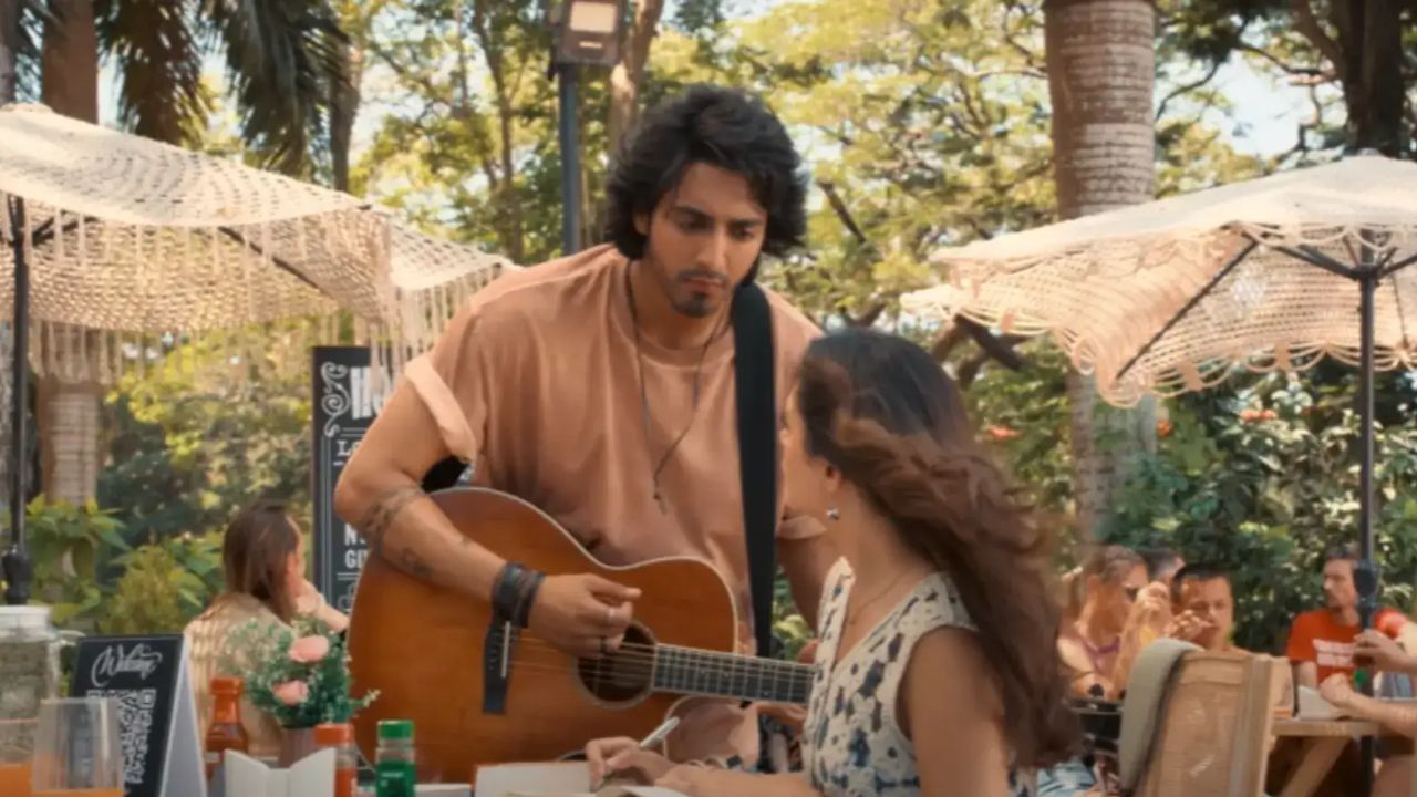 શાનદાર સંગીત: 'સૈયારા' એક સંગીતમય લવ સ્ટોરી વાળી ફિલ્મ છે, જેનું દરેક ગીત લોકોના દિલને ટચ કરી રહ્યું છે. આ ફિલ્મના ગીતો ખૂબ જ પસંદ કરવામાં આવી રહ્યા છે અને દર્શકો થિયેટરને એક મીની કોન્સર્ટ બનાવી રહ્યા છે. આ ફિલ્મના ટાઈટલ સૈયારા 'સૈયારા' ઉપરાંત, 'હમસફર' પણ લોકોના દિલ જીતી રહ્યું છે.