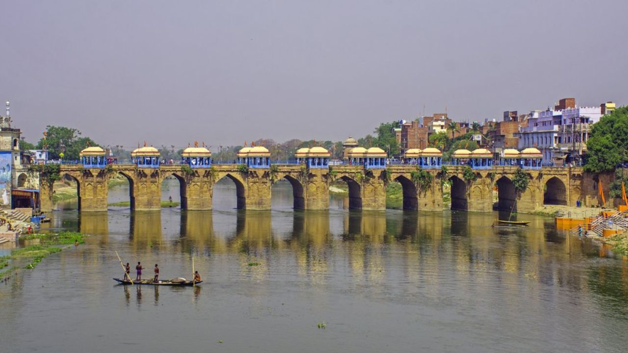 શાહી પુલ: ઉત્તર પ્રદેશના જૌનપુરમાં 1564માં બનેલો આ પુલ હજુ પણ હળવા વાહનો માટે ઉપયોગમાં છે.