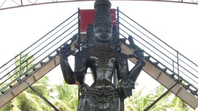 જ્યોતિષશાસ્ત્રમાં શનિદેવને ન્યાયપાલ તરીકે માનવામાં આવે છે અને તેઓ મકર તથા કુંભ રાશિના શાસક ગ્રહ છે. શનિ દરેક રાશિમાં આશરે અઢી વર્ષ સુધી વિહાર કરે છે અને ત્યારબાદ આગળ વધે છે. હાલમાં તેઓ મીન રાશિમાં ગોચર કરી રહ્યા છે અને અહીં અનેક ગ્રહો સાથે તેમની યુતિ સર્જાઈ છે, જેના કારણે અનેક પ્રકારના શુભ અને અશુભ યોગો સર્જાઈ રહ્યાં છે. (Credits: - Wikipedia)