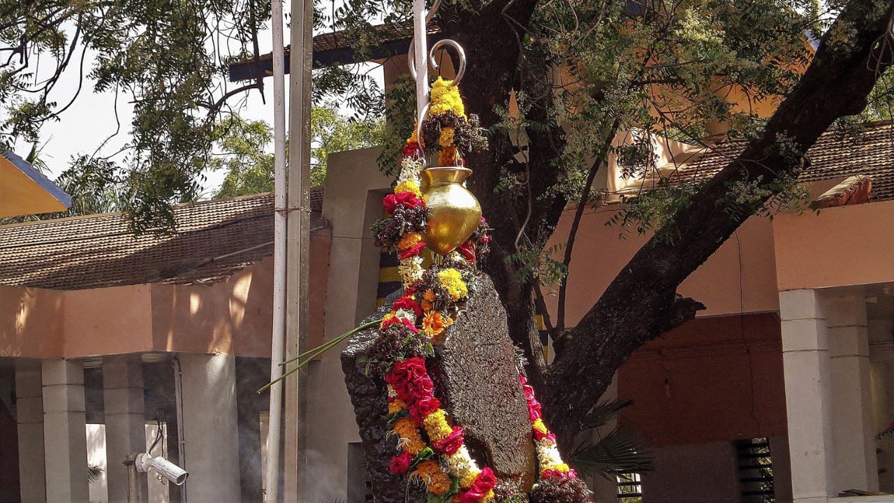 આ રાજયોગની અસર બધી જ રાશિના લોકો પર પડે તેવી સંભાવના છે, પરંતુ ત્રણ રાશિઓ માટે આ સમય ખાસ લાભદાયી સાબિત થઈ શકે છે. આ સમયગાળામાં તેઓને નાણાંકીય લાભ અને કારકિર્દી તથા વ્યવસાય ક્ષેત્રે ઊંચાઈ પર પહોંચવાનો મોકો મળી શકે છે.  ચાલો જાણીએ કે આ ત્રણ નસીબદાર રાશિઓ કઈ છે. ( Credits: Getty Images )