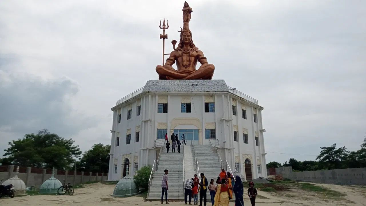 મંદિરમાં જૂતા કે ચંપલ પહેરીને પ્રવેશ ન કરો: ઘરમાં પૂજા સ્થળ કે મંદિરમાં જૂતા અને ચંપલ પહેરીને ક્યારેય ન જવું જોઈએ. વાસ્તુશાસ્ત્રમાં આને ભગવાન શિવનું અપમાન માનવામાં આવે છે, જે ઘરની સકારાત્મક ઉર્જા પર નકારાત્મક અસર નાખે છે.