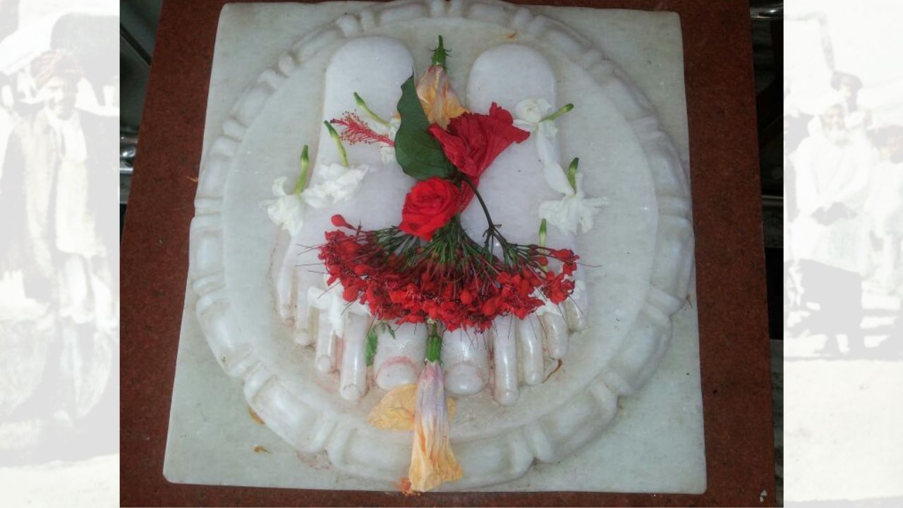 ઓગસ્ટ 1918 દરમ્યાન, સાંઈ બાબાએ તેમના ભક્તોને કહ્યું કે તેઓ ટૂંક સમયમાં  પોતાના નશ્વર શરીર છોડીને જશે. સપ્ટેમ્બર મહિના આખરે  તેમને ખૂબ તાવ આવ્યો અને તેમણે ખાવાનું બંધ કરી દીધું. આ શારીરિક દુર્બળતા વચ્ચે પણ, તેમણે પોતાના અનુયાયીઓને પવિત્ર ગ્રંથોના પઠન માટે પ્રોત્સાહિત કર્યાં અને તેમ છતાં તેઓ ભક્તોની મુલાકાત લેતા રહ્યાં. અંતે,15 ઓક્ટોબર 1918ના રોજ, વિજયાદશમીના પાવન દિવસે, સાંઈ બાબાએ તેમનો ભૌતિક દેહ ત્યજી મહાસમાધિ ગ્રહણ કરી.  (Credits: - Wikipedia)