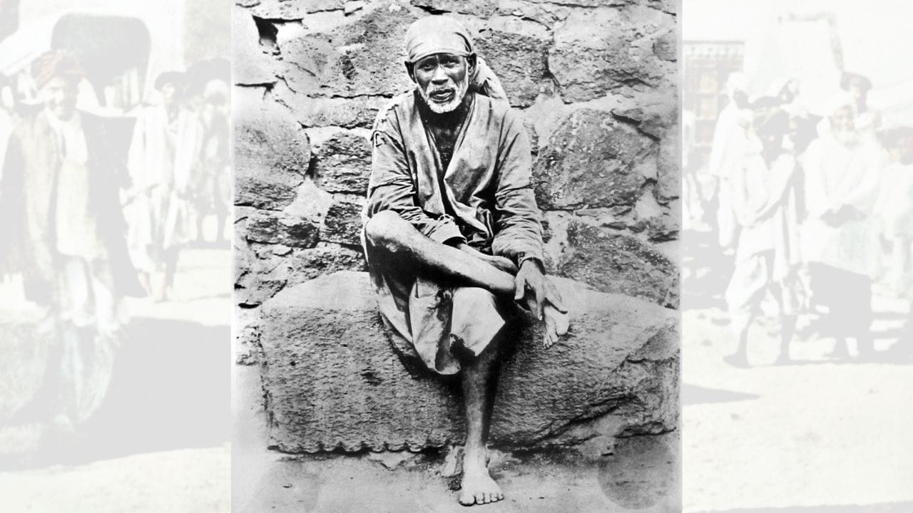 માનવામાં આવે છે કે સાઈ બાબાનો જન્મ હિન્દુ બ્રાહ્મણ કુળમાં થયો હતો, અને બાળપણમાં તેમને એક સૂફી ફકીરે દત્તક લીધા હતા. તેમ છતાં, તેમના મૂળ વિષે જ્યારે લોકો જિજ્ઞાસા વ્યક્ત કરતાં, ત્યારે તેમણે આ પ્રકારના પ્રશ્નોને મહત્ત્વ આપ્યું ન હતું. જ્યારે તેઓ લગભગ 16 વર્ષના હતા, ત્યારે મહારાષ્ટ્રના અહમદનગર જિલ્લામાં આવેલા શિરડી ગામે સાધુવેશ ધારણ કરીને પધાર્યા હતા. (Credits: - Wikipedia)