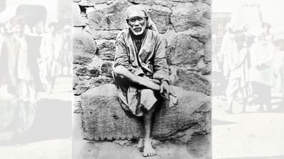 માનવામાં આવે છે કે સાઈ બાબાનો જન્મ હિન્દુ બ્રાહ્મણ કુળમાં થયો હતો, અને બાળપણમાં તેમને એક સૂફી ફકીરે દત્તક લીધા હતા. તેમ છતાં, તેમના મૂળ વિષે જ્યારે લોકો જિજ્ઞાસા વ્યક્ત કરતાં, ત્યારે તેમણે આ પ્રકારના પ્રશ્નોને મહત્ત્વ આપ્યું ન હતું. જ્યારે તેઓ લગભગ 16 વર્ષના હતા, ત્યારે મહારાષ્ટ્રના અહમદનગર જિલ્લામાં આવેલા શિરડી ગામે સાધુવેશ ધારણ કરીને પધાર્યા હતા. (Credits: - Wikipedia)