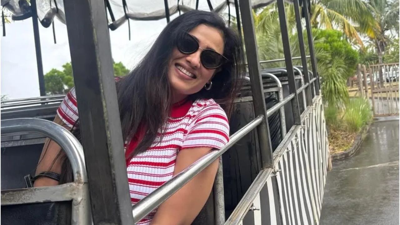 તાજેતરમાં શ્વેતા મોરેશિયસ ટ્રીપ પર હતી. અહીંથી તેના ફોટા અને વીડિયો વાયરલ થઈ રહ્યા છે. શ્વેતા મોરેશિયસના સુંદર દૃશ્યોનો આનંદ માણતી જોવા મળે છે. તે સોશિયલ મીડિયા પર તેના વિઝ્યુઅલ્સ પણ શેર કરી રહી છે. આ સાથે, અભિનેત્રીએ તેના જીવનનો એક મોટો રહસ્ય પણ ખોલ્યો છે.