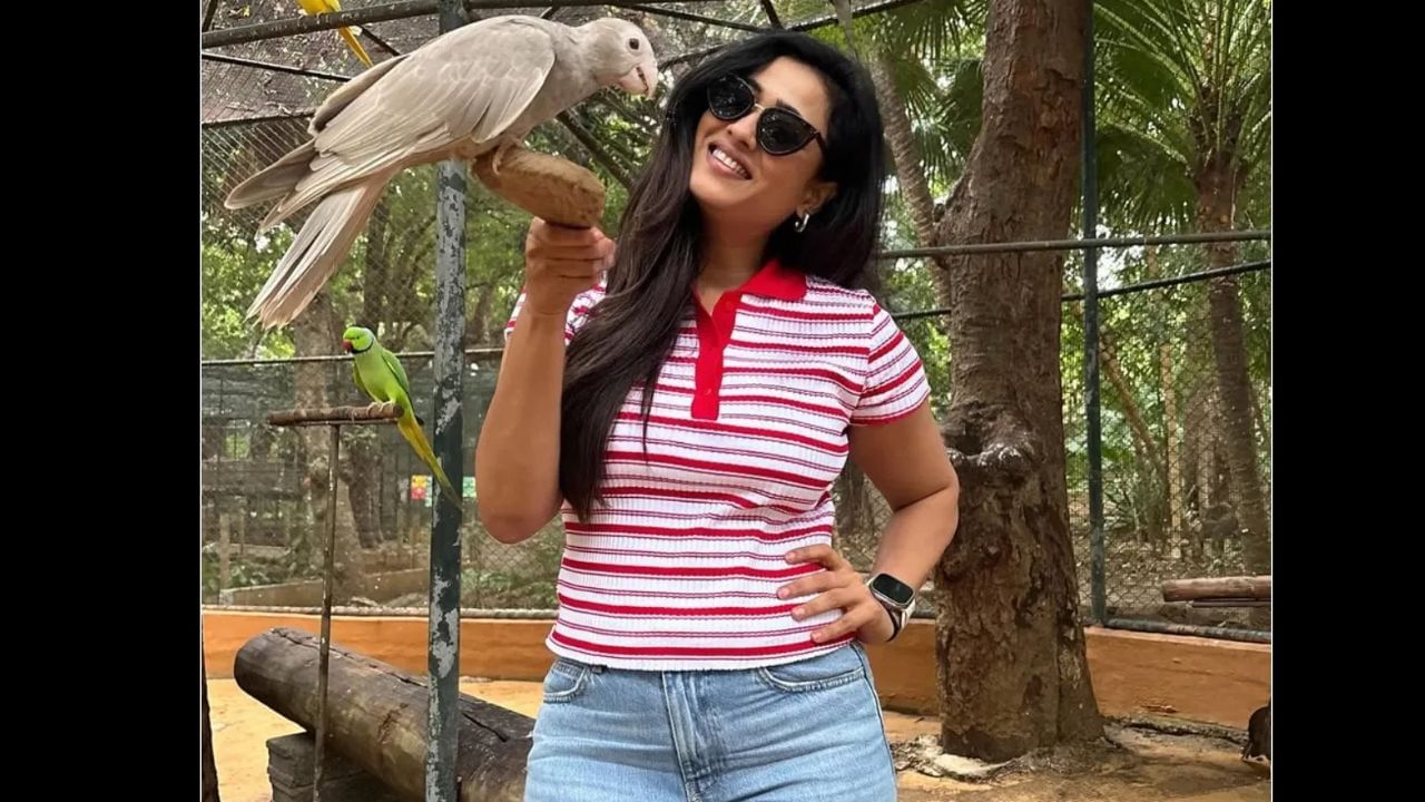 અભિનેત્રીએ તાજેતરમાં જણાવ્યું છે કે જ્યારે તે હવાઈ મુસાફરી પર હોય છે ત્યારે તેને કોની સાથે જવાનું ગમે છે. અભિનેત્રીએ ઇન્સ્ટા સ્ટોરી પર આનો સ્ક્રીનશોટ પણ શેર કર્યો છે. આમાં, તે વિમાનમાં મુસાફરી કરતી જોવા મળે છે.