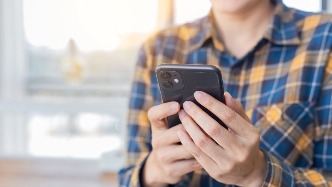 જો તમે પણ જાણવા માંગતા હો કે તમારા નામે કેટલા સિમ કાર્ડનો ઉપયોગ થઈ રહ્યો છે, તો પહેલા કોમ્યુનિકેશન કમ્પેનિયન પોર્ટલ પર જાઓ. હવે હોમ પેજ પર, તમારે નીચે સ્ક્રોલ કરીને નીચે આવવું પડશે. પછી તમને Know mobile connections in your name નો ઓપ્શન દેખાશે. હવે તેના પર ક્લિક કરો. હવે તમારી સામે એક નવી વિન્ડો ખુલશે.