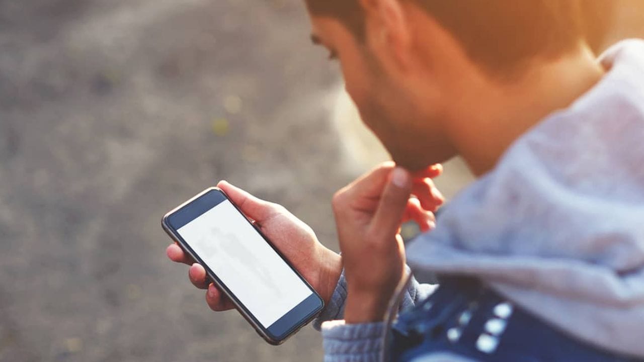 તમારા નંબર પર ઉપયોગમાં લેવાતા સિમ કાર્ડ અથવા મોબાઇલ નંબરની વિગતો તમારે જાણવી જોઈએ. ઘણી વખત આપણને ખબર હોતી નથી અને આપણા નામે ઘણા નંબરનો ઉપયોગ થઈ રહ્યો છે. જો કોઈ નંબર ખોટા કામ માટે ઉપયોગમાં લેવાતો હોય, તો તમે ફસાઈ શકો છો. ઘણી વખત એવું પણ બને છે કે આપણે આપણા નામે મોબાઇલ નંબર લઈએ છીએ અને તેનો ઉપયોગ બંધ કરી દઈએ છીએ અથવા સિમ ખોવાઈ જાય છે. આવી સ્થિતિમાં, નંબર આપણા નામે રહે છે અને જો સિમ ખોટા હાથમાં આવી જાય, તો તે તમારા માટે મોટી સમસ્યા ઊભી કરે છે. 