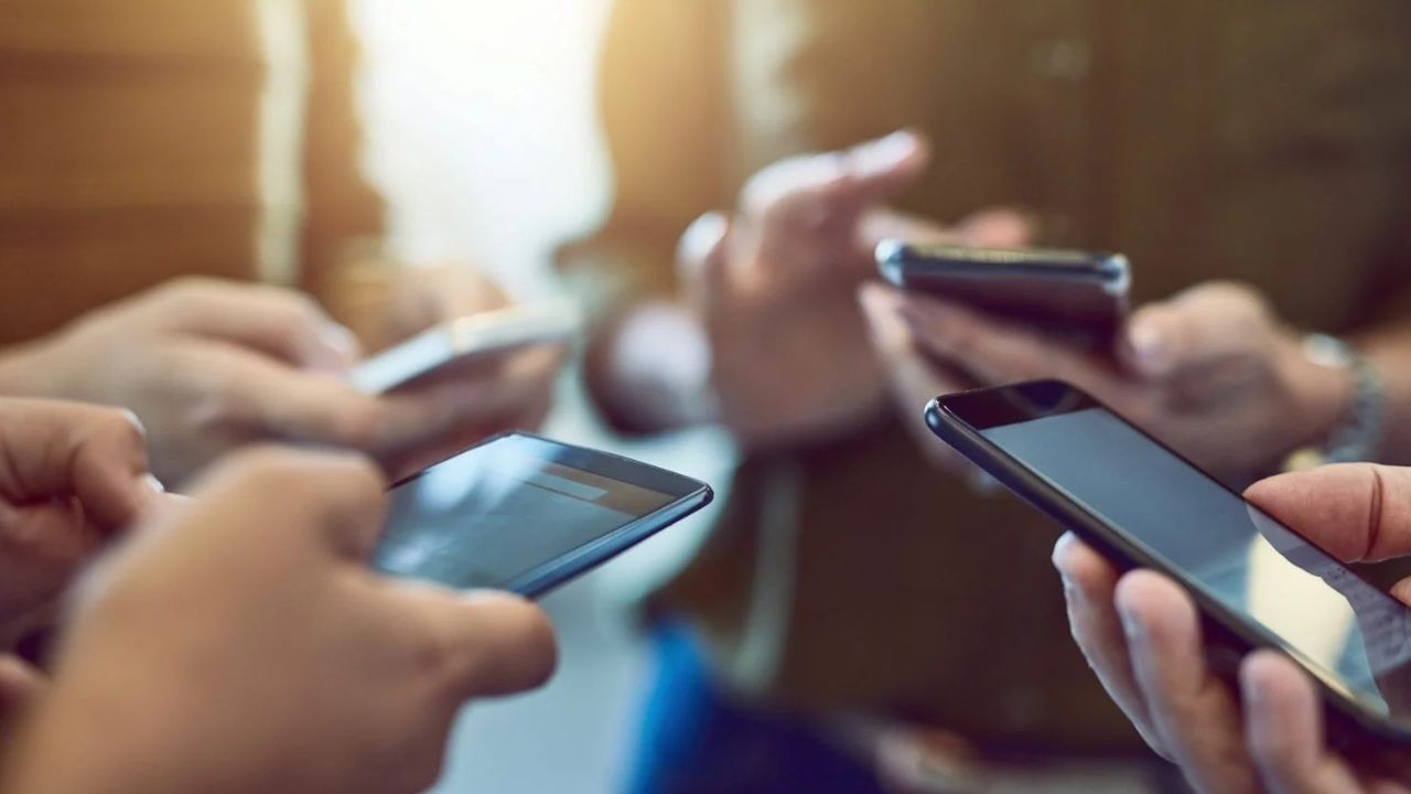 જે નવી વિન્ડો ખુલી આમાં તમારે તમારો મોબાઇલ નંબર દાખલ કરવો પડશે. પછી કેપ્ચા કોડ દાખલ કરવો પડશે. હવે OTP બટન પર ટેપ કરો. આ પછી, તમારા મોબાઇલ નંબર પર OTP આવશે. આ OTP દાખલ કરો અને નીચે આપેલા લોગિન બટન પર ક્લિક કરો. આ કરતાની સાથે જ, તમારી સામે એક સ્ક્રીન દેખાશે, જેમાં તમને તમારા નામે ચાલતા બધા મોબાઇલ કનેક્શનની યાદી દેખાશે.