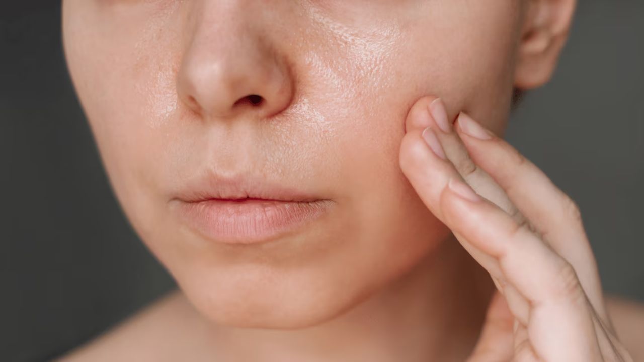 ચોમાસાની ઋતુ વરસાદ, ભેજ અને વાદળોને પણ સાથે લાવે છે. શક્ય છે કે સૂર્યપ્રકાશના અભાવે, તમે સનસ્ક્રીન લગાવવાનું જરૂરી ન માનો, જ્યારે સત્ય એ છે કે યુવી કિરણો આપણી ત્વચાને વરસાદની ઋતુમાં પણ  નુકસાન પહોંચાડી શકે છે. એવું પણ શક્ય છે કે તમે આ ઋતુમાં સનસ્ક્રીન લગાવવા અંગે મૂંઝવણમાં હોવ. વરસાદને કારણે, સનસ્ક્રીન એટલું અસરકારક નથી. તેથી, આજના આ લેખમાં, અમે તમને કેટલીક નાની ટિપ્સ વિશે જણાવી રહ્યા છીએ જે તમારે ચોમાસામાં સનસ્ક્રીન લગાવતી વખતે ધ્યાનમાં રાખવી જોઈએ-