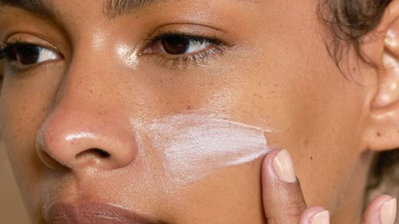 યોગ્ય રીતે લેયરિંગ કરો: કોઈપણ ઉત્પાદનનો મહત્તમ લાભ મેળવવા માટે, તેને યોગ્ય રીતે લગાવવું ખૂબ જ મહત્વપૂર્ણ છે. ઉદાહરણ તરીકે, જો તમે મેકઅપ કરી રહ્યા છો, તો તમારે ઉત્પાદનનું યોગ્ય રીતે લેયરિંગ કરવું જોઈએ. મેકઅપ દરમિયાન, તમારે પહેલા સનસ્ક્રીન લગાવવું જોઈએ. જ્યારે તે ત્વચામાં શોષાઈ જાય છે, ત્યારે તમારે ફાઉન્ડેશન લગાવવું જોઈએ. તેવી જ રીતે, જો તમે મોઇશ્ચરાઇઝરનો ઉપયોગ કરી રહ્યા છો, તો તમારે તેને સનસ્ક્રીન પહેલાં લગાવવું જોઈએ.