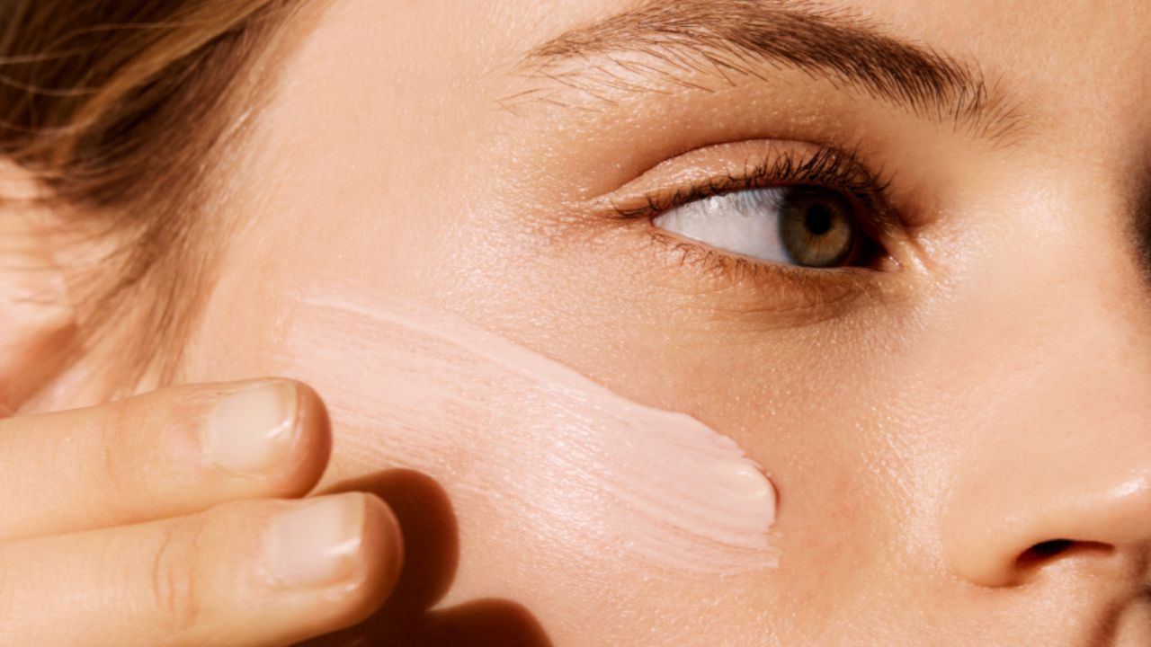 તેને યોગ્ય રીતે લગાવો: સનસ્ક્રીનથી ત્વચાનું રક્ષણ ત્યારે જ શક્ય છે જ્યારે તે યોગ્ય રીતે લગાવવામાં આવે. તમારા ચહેરા પર થોડી માત્રામાં સનસ્ક્રીન લગાવો, પરંતુ આ સમય દરમિયાન તમારા કાન અને ગરદનને ભૂલશો નહીં. તેવી જ રીતે, તમારે તમારા શરીરના બધા ખુલ્લા ભાગો જેમ કે હાથ અને પગ પર સનસ્ક્રીન લગાવવું જોઈએ.