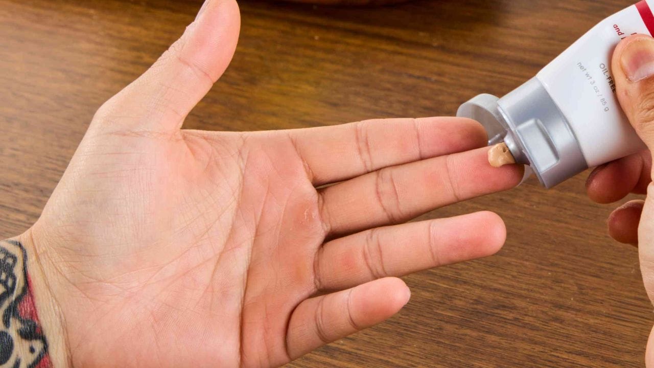 રિ-અપ્લાય કરો: ઘણી વાર એવું જોવા મળે છે કે લોકો એક વાર લગાવ્યા પછી સનસ્ક્રીન ફરીથી લગાવવાનું ભૂલી જાય છે. ખાસ કરીને, ચોમાસામાં, લોકો આ તરફ ધ્યાન આપતા નથી. જ્યારે તમારે દર બે કલાકે સનસ્ક્રીન લગાવવું જોઈએ. ભલે વાદળછાયું વાતાવરણ હોય, તો પણ તેને ફરીથી લગાવો. બીજી બાજુ, જો તમને પરસેવો થઈ રહ્યો હોય અથવા તમે ભીના થઈ રહ્યા હોવ, તો વધુ વખત ફરીથી લગાવો. એ પણ ધ્યાનમાં રાખો કે તમે બહાર જવાના ઓછામાં ઓછા 30 મિનિટ પહેલા સનસ્ક્રીન લગાવો.