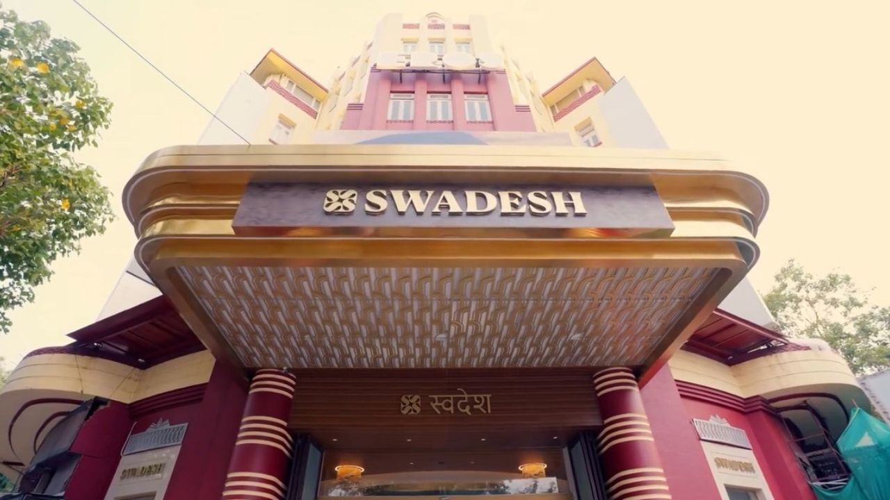 સ્વદેશ ઓનલાઈને તેના ઇન્સ્ટાગ્રામ પેજ પર નીતા અંબાણીની કેટલીક તસવીરો શેર કરી છે. જેમાં તે ખૂબ જ સુંદર દેખાઈ રહી છે. હંમેશાની જેમ, આ વખતે પણ લોકો તેની સાડીને ખૂબ પસંદ કરી રહ્યા છે. ચાલો જાણીએ તેની આ સાડીની ખાસિયત શું છે.