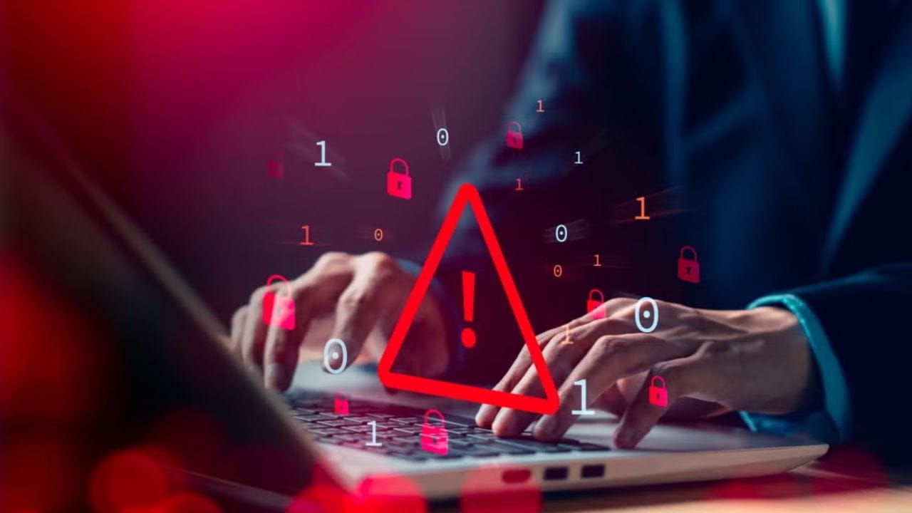 તાજેતરના સમયમાં, કેટલીક એવી ઘટનાઓ પ્રકાશમાં આવી છે જેમાં લોકોના PAN કાર્ડનો ઉપયોગ તેમની જાણ વગર લોન લેવા માટે કરવામાં આવ્યો છે. આવા કિસ્સાઓમાં, ફક્ત નાણાકીય નુકસાન જ નહીં, પરંતુ ક્રેડિટ પ્રોફાઇલ પણ બગડી શકે છે. ઉપરાંત, જો લોન લેનાર વ્યક્તિ તે ચૂકવતું નથી, તો બેંક અથવા NBFC તેના એજન્ટોને તમારા ઘરે મોકલી શકે છે. ત્યારે તમારા પાન કાર્ડ પર તો કોઈએ ખોટી લોન તો નથી લીધી તે આ જાણવા બસ આટલું કરી લેજો. 