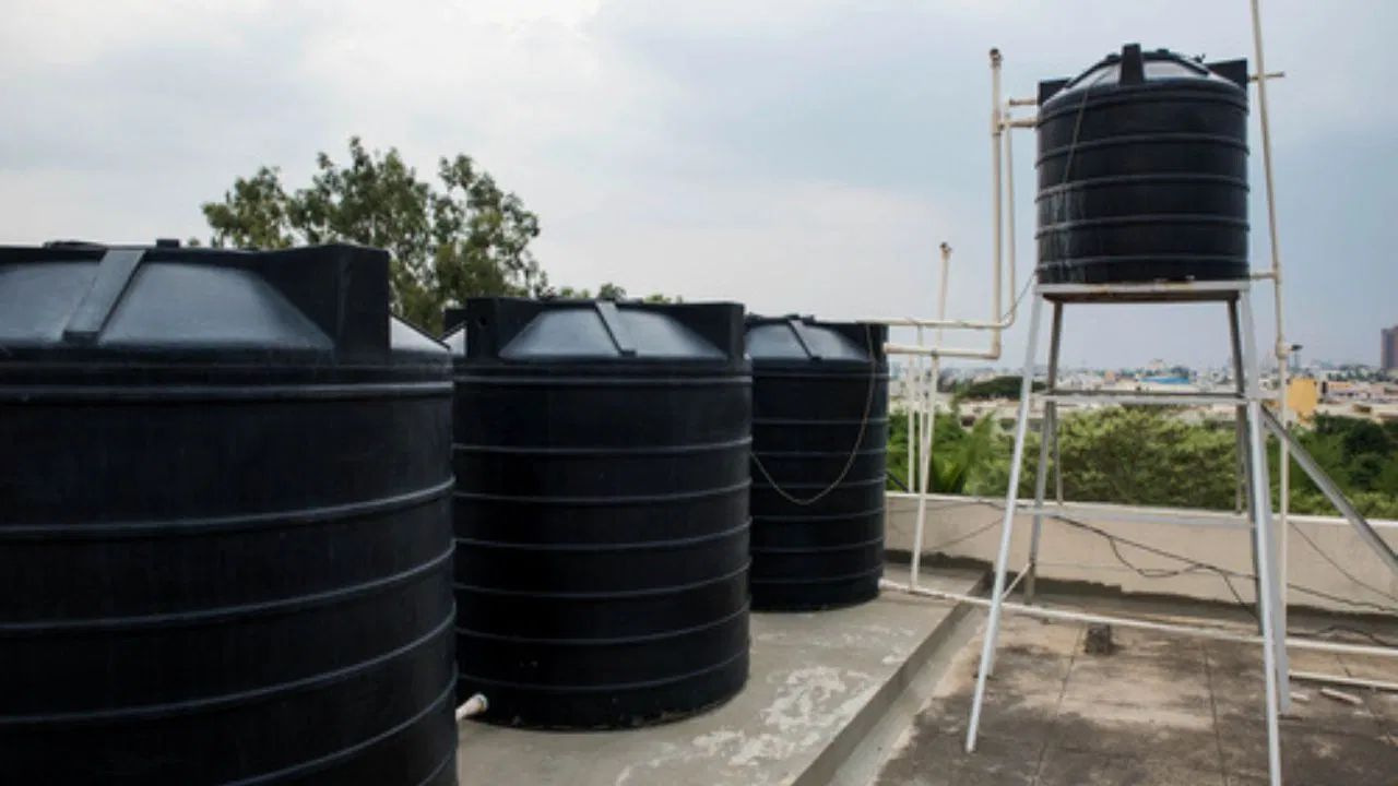 જોકે, કેટલાક ગેરફાયદા પણ છે - કોંક્રિટની સરખામણીમાં તે ઓછી મજબૂત હોય છે અને તેના પર ભારે વસ્તુ પડવાથી તૂટી શકે છે. પ્લાસ્ટિક ટાંકીઓ UV-સ્ટેબિલાઇઝ્ડ હોય છે, જે તેને સૂર્યપ્રકાશમાં લાંબા સમય સુધી ટકી રહેવામાં મદદ કરે છે. સિમેન્ટ ટાંકીઓથી વિપરીત, તેઓ સતત પાણીનું તાપમાન જાળવી શકતા નથી. સિમેન્ટ ટાંકીઓની તુલનામાં તેમનું આયુષ્ય પણ ઓછું હોય છે.