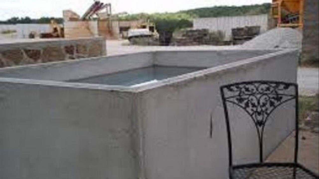 જોકે, સિમેન્ટ ટાંકીઓમાં કેટલીક ખામીઓ છે. તેમાં લીક અને તિરાડો પડી શકે છે, અને તે સરળતાથી ખસેડી શકાતી નથી. બીજી બાજુ, પ્લાસ્ટિક ટાંકીઓ એક જગ્યાએથી બીજી જગ્યાએ સરળતાથી લઈ શકાય અને હળવી હોય છે.
