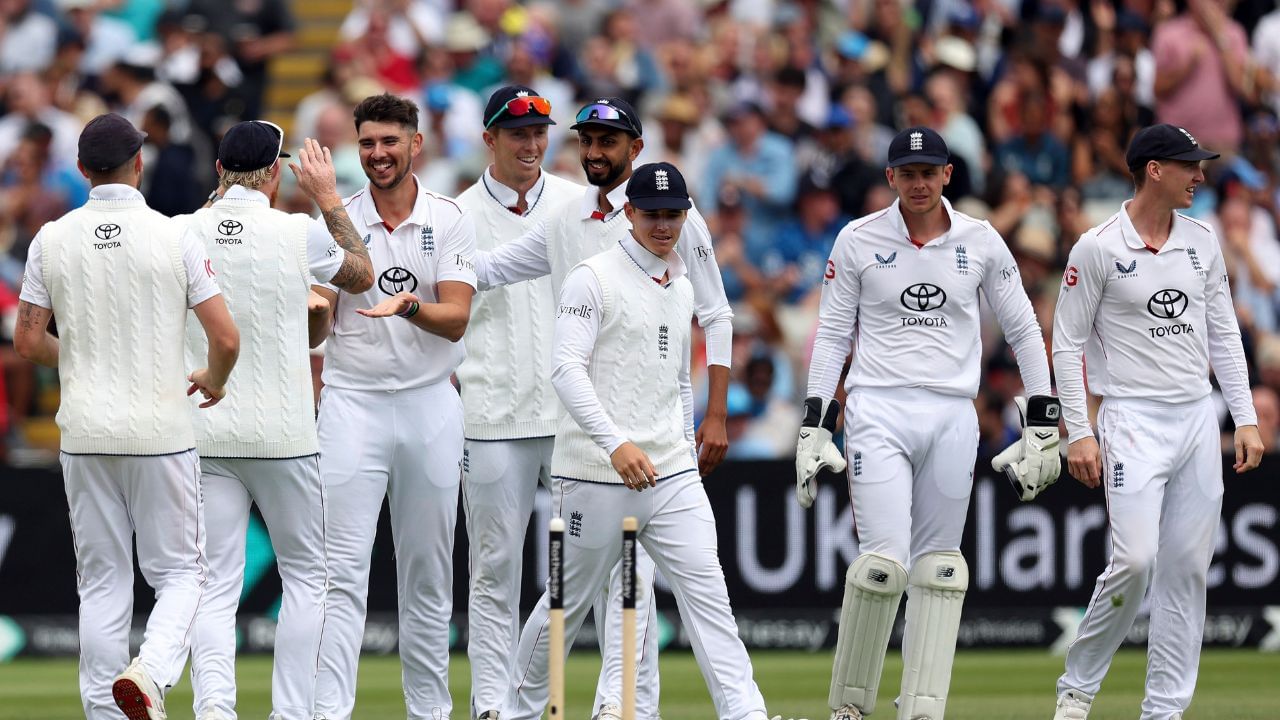 હવે ક્રિકેટ માટે ફેમસ ઈંગ્લેન્ડની ટીમ માટે આજે છેલ્લો દિવસ રનચેજ  કરવા માટે ખુબ મુશ્કેલ લાગી શકે છે. સવાલ એ છે કે, છેલ્લા દિવસે ઈંગ્લેન્ડ 536 રન બનાવી શકશે? ટેસ્ટ ક્રિકેટના ઈતિહાસમાં એક દિવસમાં સૌથી વધારે કેટલા રન બન્યા છે? શું પાંચમાં દિવસે 500થી વધારે રન બનવા શક્ય છે? તો ચાલો જાણીએ આ તમામ સવાલોના જવાબો.