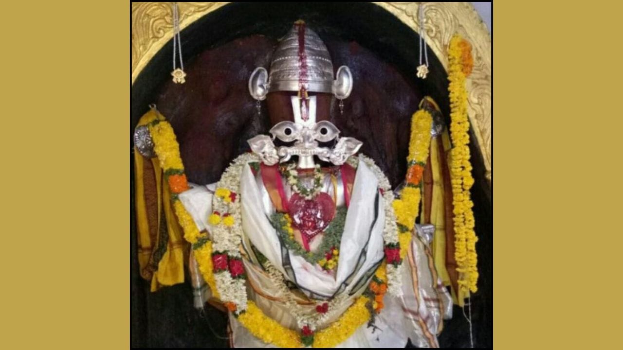 તેલંગાણાના વારંગલમાં આવેલા હેમચલા લક્ષ્મી નરસિંહ સ્વામી મંદિરની સ્વયંભૂ પ્રગટ થયેલી મૂર્તિને જીવંત હોવાનું માનવામાં આવે છે. ભક્તોનો દાવો છે કે, મૂર્તિ દબાવીએ ત્યારે તેમાંથી લોહી નીકળે છે.