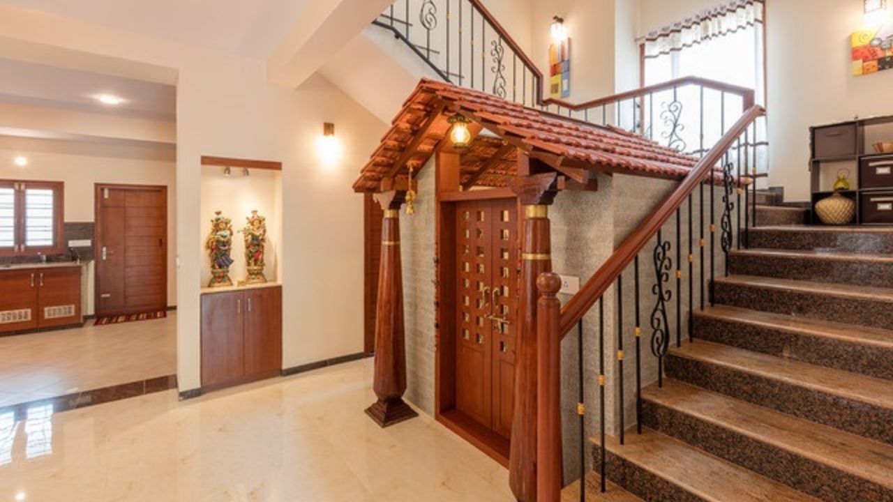 જો મંદિર સીડીની નીચે હોય તો તે ઘરમાં નકારાત્મકતા પેદા કરે છે. ઉપરાંત, સીડી નીચે મંદિર રાખવાથી ઘરમાં કૌટુંબિક મુશ્કેલીઓ સર્જાય છે