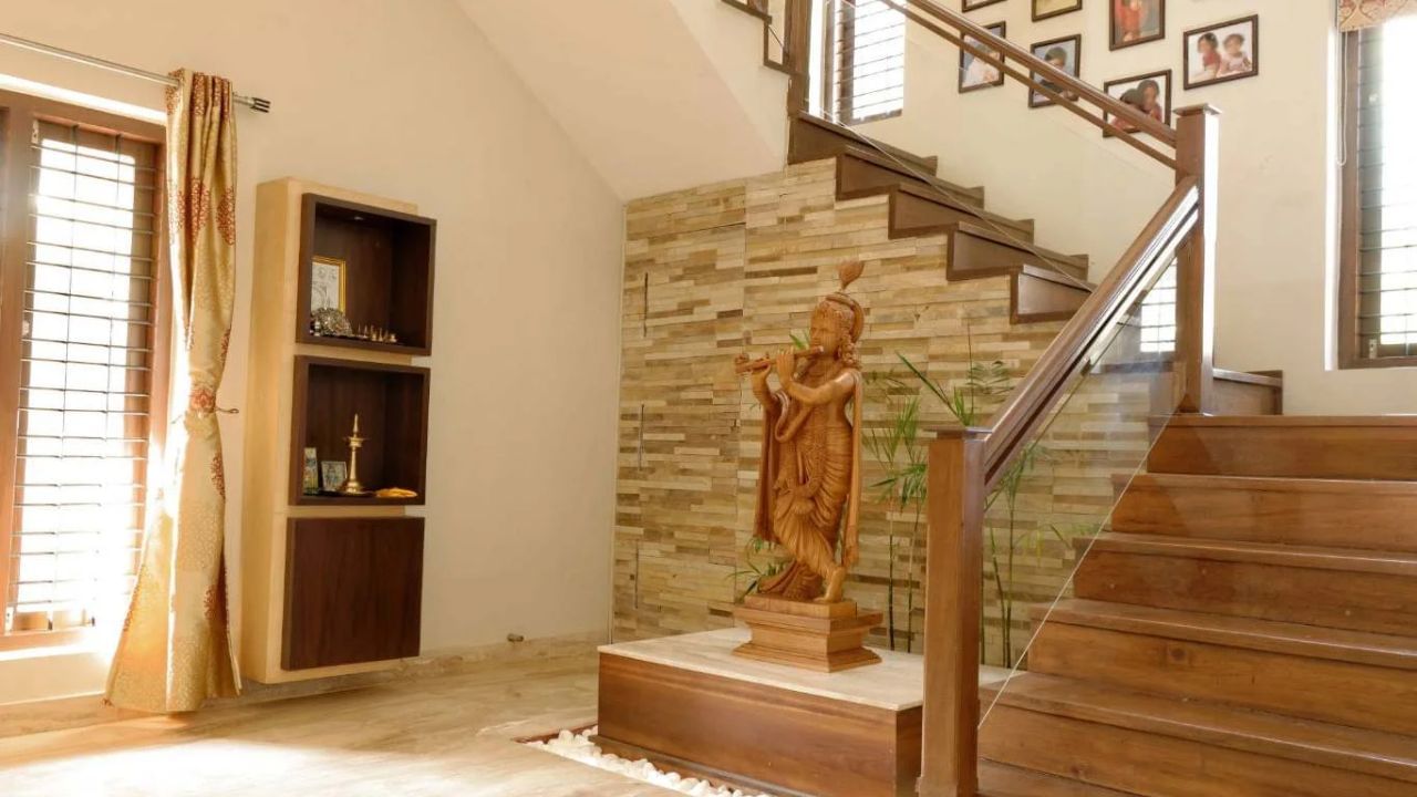 જો સીડી નીચે મંદિર હોય, તો તે જગ્યાએથી મંદિર તોડીને ઘરની પૂર્વ દિશામાં મંદિર બનાવવાનો પ્રયાસ કરો. જો આ શક્ય ન હોય તો તમે એક મંદિર ખરીદી શકો છો અને તેને પૂર્વ દિશામાં મૂકી શકો છો અને ભગવાનની સ્થાપના કરી શકો છો