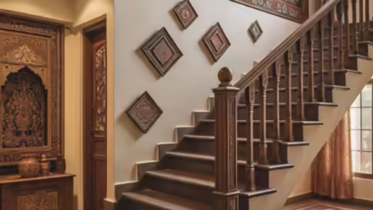 સીડી નીચે મંદિર રાખવાથી ઘરમાં વાસ્તુ દોષ ઉત્પન્ન થાય છે જે પરિવારના સભ્યોની સફળતામાં અવરોધ ઉભો કરે છે. આ ઉપરાંત ઘરની સીડી નીચે મંદિર હોવાથી ઘરના બધા સભ્યોના સ્વાસ્થ્ય પર ઊંડી અસર કરવા લાગે છે.