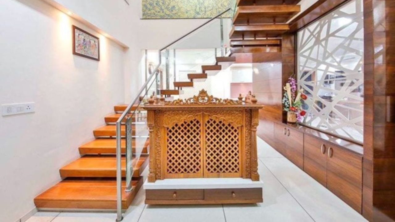 વાસ્તુ શાસ્ત્રમાં કહેવામાં આવ્યું છે કે ઘરમાં સીડી નીચે મંદિર ન હોવું જોઈએ. આ ઘર માટે ખૂબ જ અશુભ છે. આનું કારણ એ છે કે આપણે સીડીઓ ચઢીએ છીએ, એટલે કે, આપણા પગ સીડી પર પડે છે.