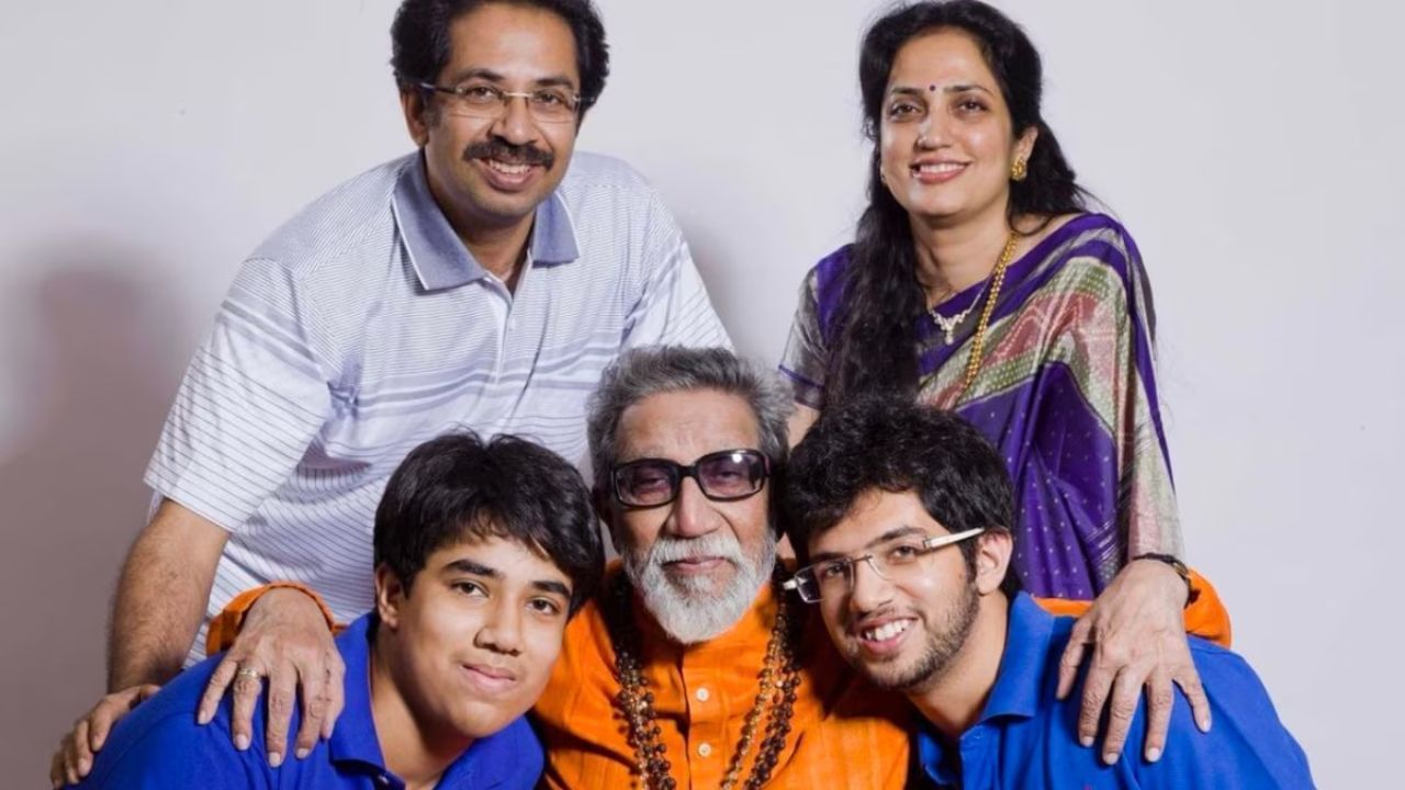 બ્રિટિશ સમયગાળા દરમિયાન, ઠાકરે અટક ધરાવતા ઘણા લોકોએ પશ્ચિમી શિક્ષણ મેળવ્યું અને સામાજિક જાગૃતિ ફેલાવવાનું શરૂ કર્યું. કેશવ સીતારામ ઠાકરેનો પણ સમાવેશ હતો. જેઓ  બાળાસાહેબ ઠાકરેના પિતા હતા.