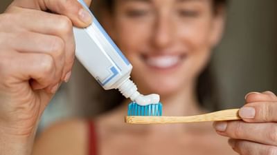 ટૂથપેસ્ટ શાકાહારી છે કે માંસાહારી: શું ટૂથપેસ્ટ શાકાહારી છે કે માંસાહારી ? આ પ્રશ્ન એટલા માટે ઉભો થાય છે કારણ કે ઘણી કંપનીઓ તેને તૈયાર કરવા માટે પ્રાણીઓમાંથી મેળવેલી વસ્તુઓનો ઉપયોગ કરે છે. જાણો ટૂથપેસ્ટમાં એવી વસ્તુઓનો ઉપયોગ શા માટે કરવામાં આવે છે જે તેને માંસાહારી બનાવે છે અને તેને કેવી રીતે ઓળખવું.