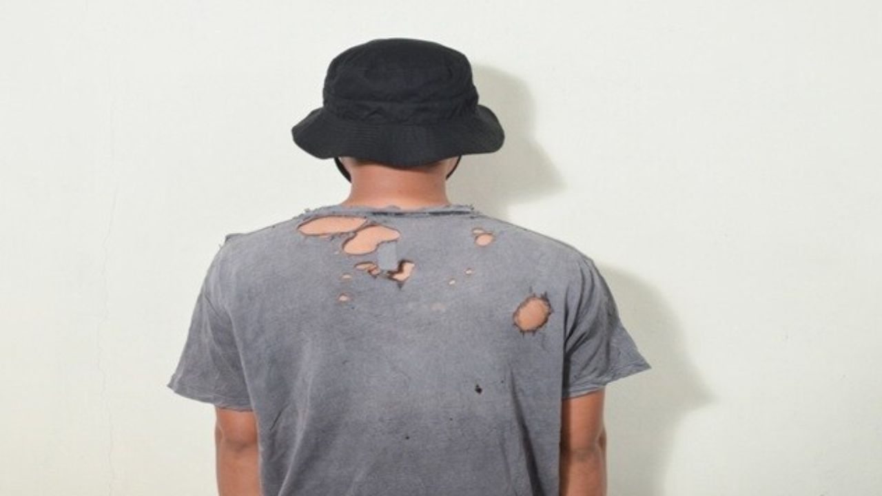 ઘણા લોકો ફાટેલા જીન્સ કે ટી-શર્ટ્સ   પહેરે છે, પરંતુ કદાચ તેઓ જાણતા નથી કે ફાટેલા કપડાં તેમને ગરીબ બનાવી શકે અને આર્થિક તંગીનો સામનો કરવો પડી શકે છે. આમ તમારું નસીબ ચમકવાને બદલે, ખરાબ થતું રહેશે.