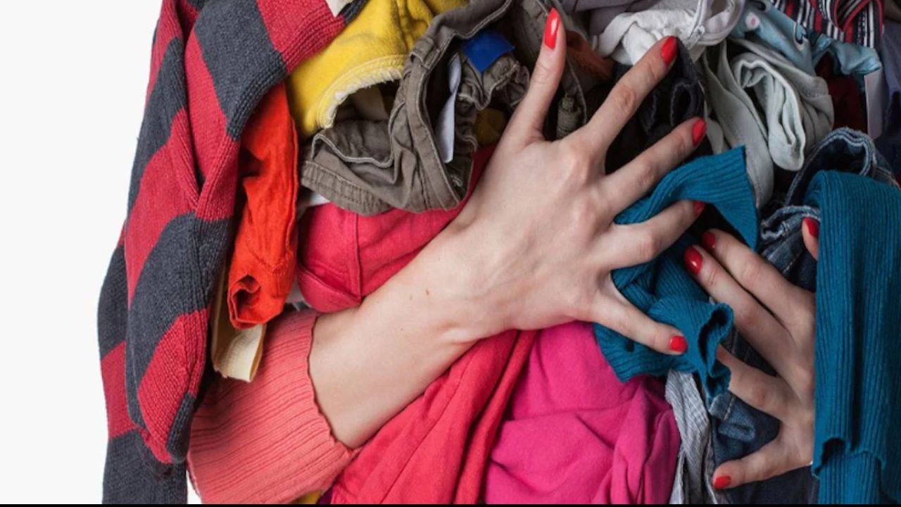 ફાટેલા અને ગંદા કપડા પહેરવાથી ઘરની સુખ-શાંતિને ખલેલ પહોંચે છે. ભારતીય સંસ્કૃતિમાં પણ આવા કપડાં પહેરવાની મનાઈ છે.