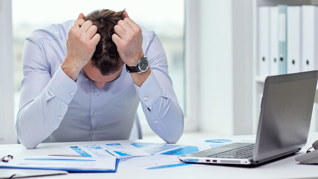 શુક્રને વૈભવ અને ભોગ-વિલાસનો સ્વામી માનવામાં આવે છે. આવી સ્થિતિમાં, જો તમે ફાટેલા કપડાં પહેરો છો તો શુક્ર તમને નકારાત્મક અસરો આપવાનું શરૂ કરે છે. આથી તેનો ભોગ-વિલાસ અને સુખ-શાંતિ નષ્ટ પામે છે અને વ્યક્તિ ધીમે ધીમે ગરીબ થવા લાગે છે.