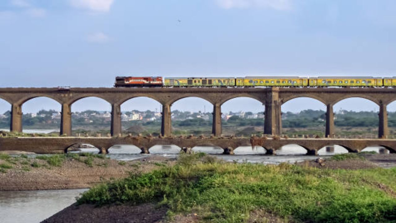 એકલા ભારતીય રેલ્વે પાસે આવા 38 હજારથી વધુ પુલ છે, જે સો વર્ષથી વધુ જૂના છે. તેમનું સમયાંતરે નિરીક્ષણ અને સમારકામ કરવામાં આવે છે. આ હજુ પણ ઉપયોગમાં છે. (All photos credit: google and social media)